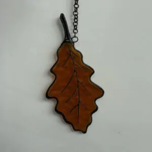 Glas in lood hanger: een amber eikenblad als hanger