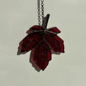 Glas in lood hanger: een rode esdoornblad als hanger