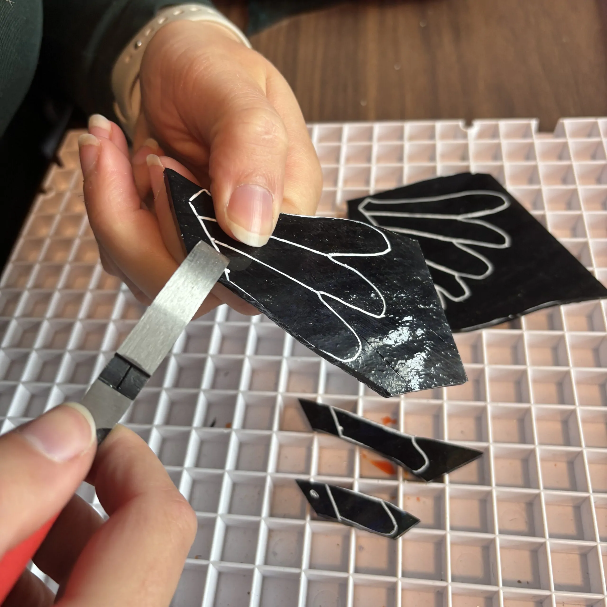 Afbeelding van iemand die glas breekt.