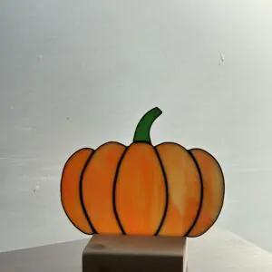 Glas in lood hanger: een oranje pompoen die je kan neerzetten