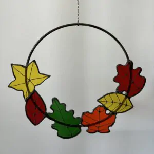 Glas in lood hanger: ring met verschillende herfstblaadjes.
