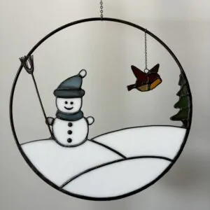 Glas in lood hanger: een ring met een sneeuwpop, vogel en dennenboom.