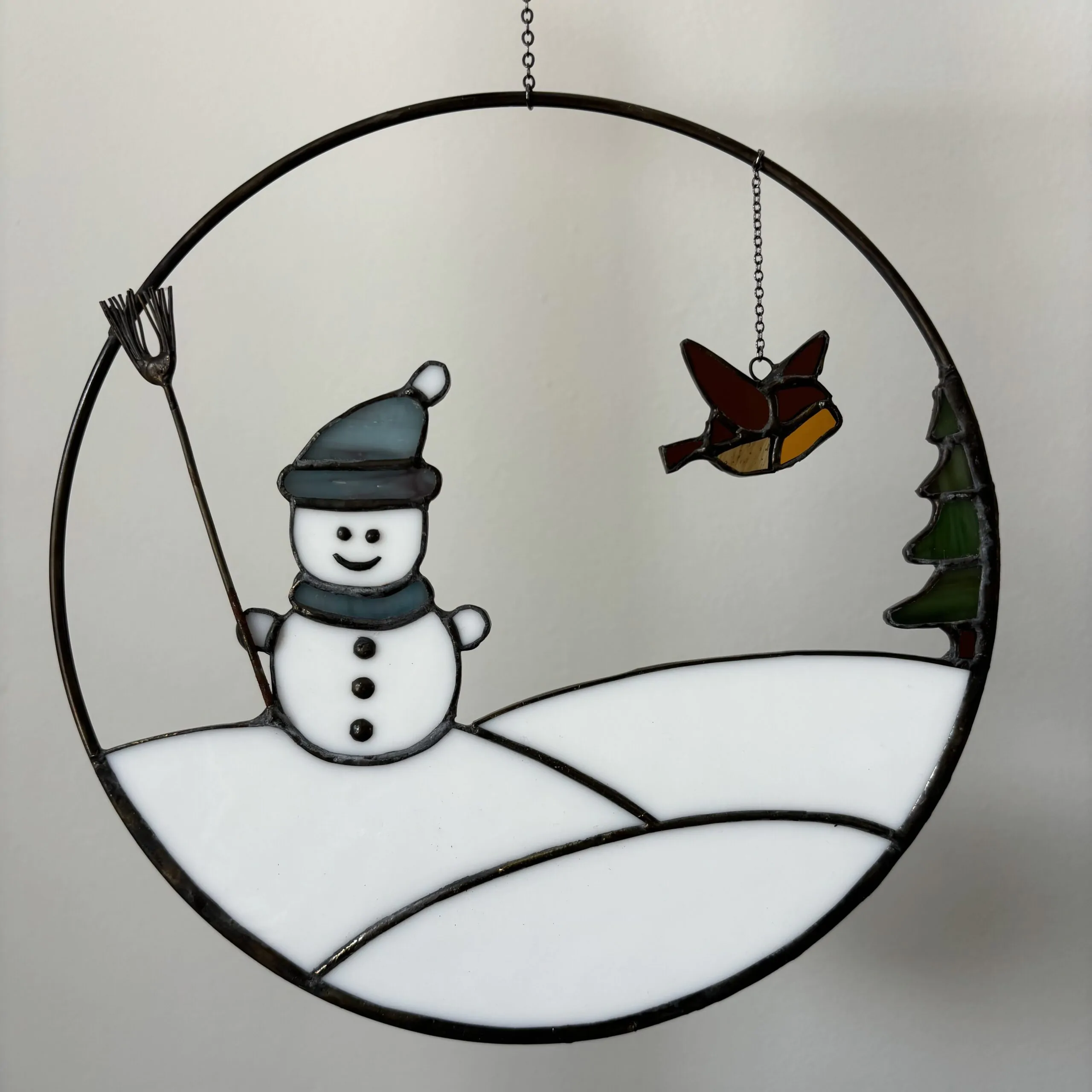 Glas in lood hanger: een ring met een sneeuwpop, vogel en dennenboom.