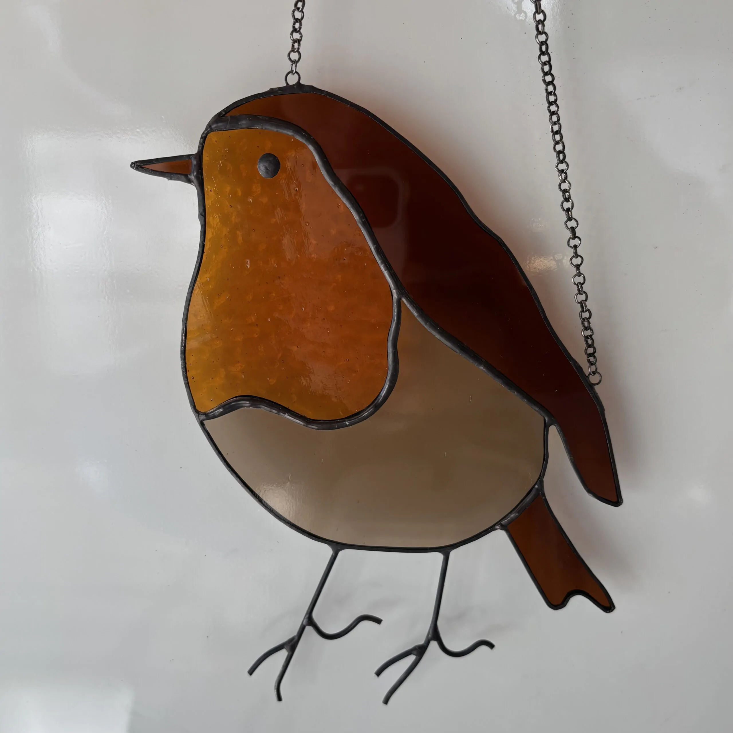 Glas in lood hanger: een roodborstje gemaakt met transparant glas.