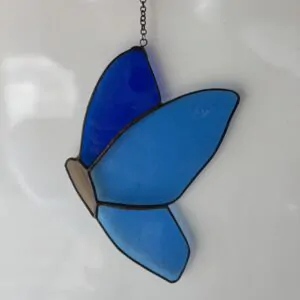 Glas in lood hanger: een vlinder in blauwe kleuren