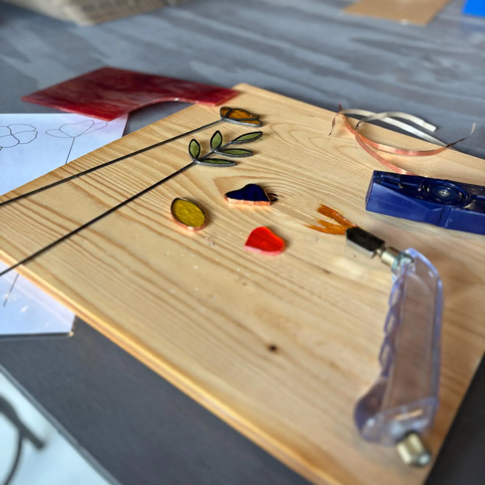 Foto voor workshops met daarop een aantal materialen en glas.