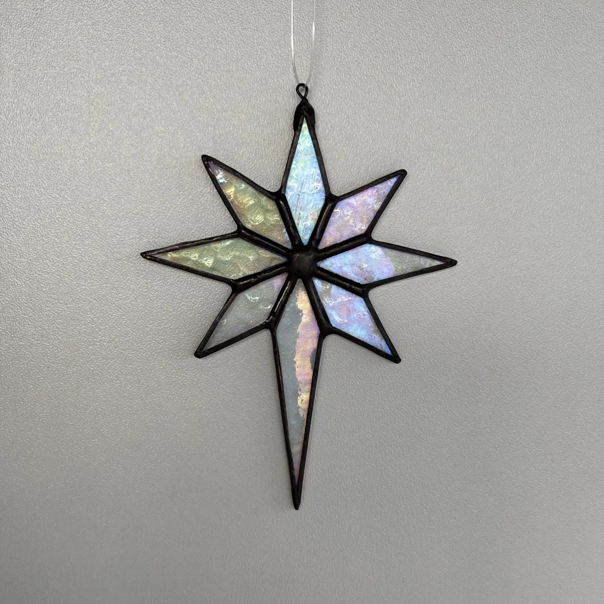 Glas in lood hanger: Een kerstster van iriserend glas