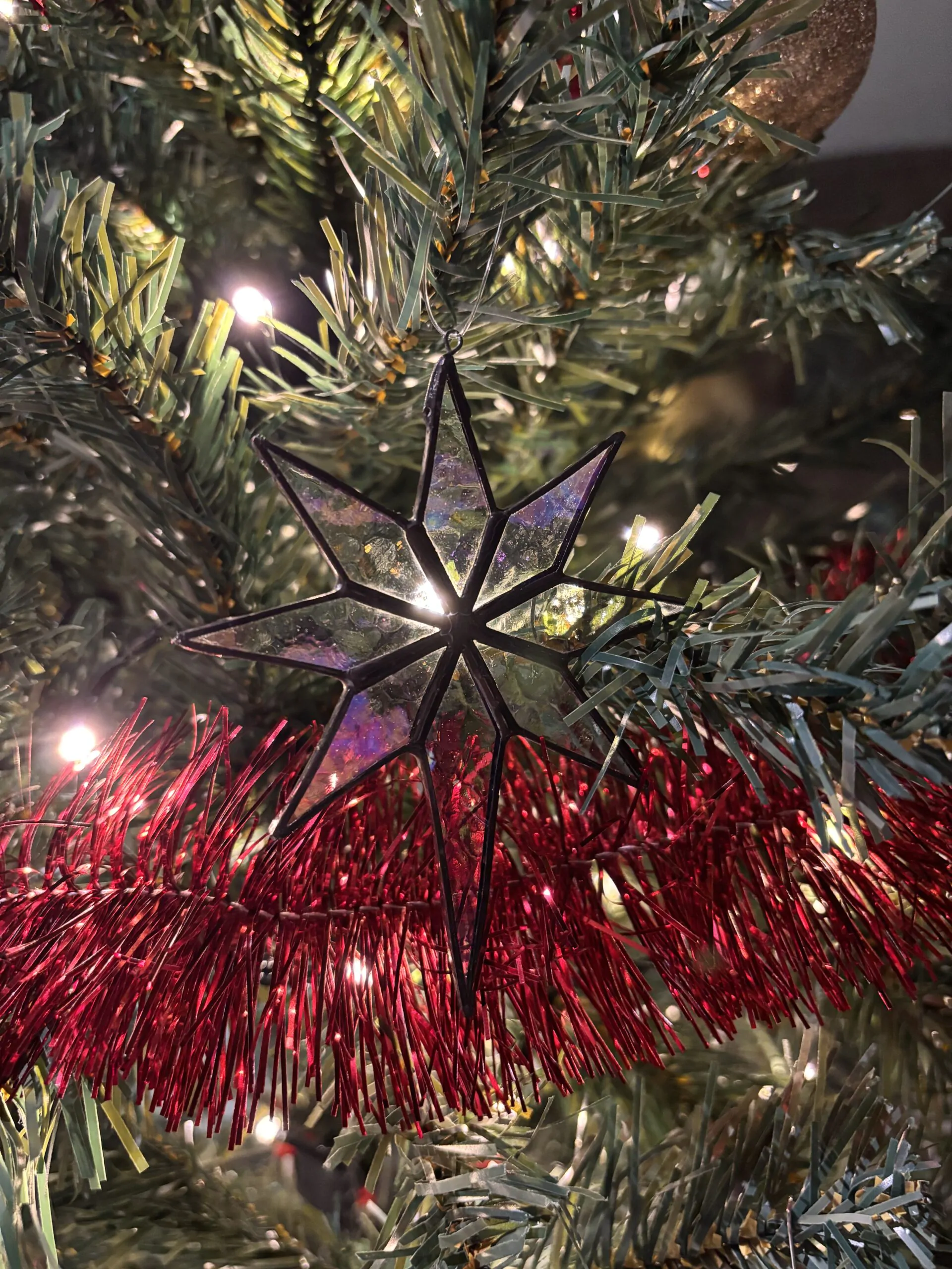 Glas in lood hanger: Een kerstster van iriserend glas