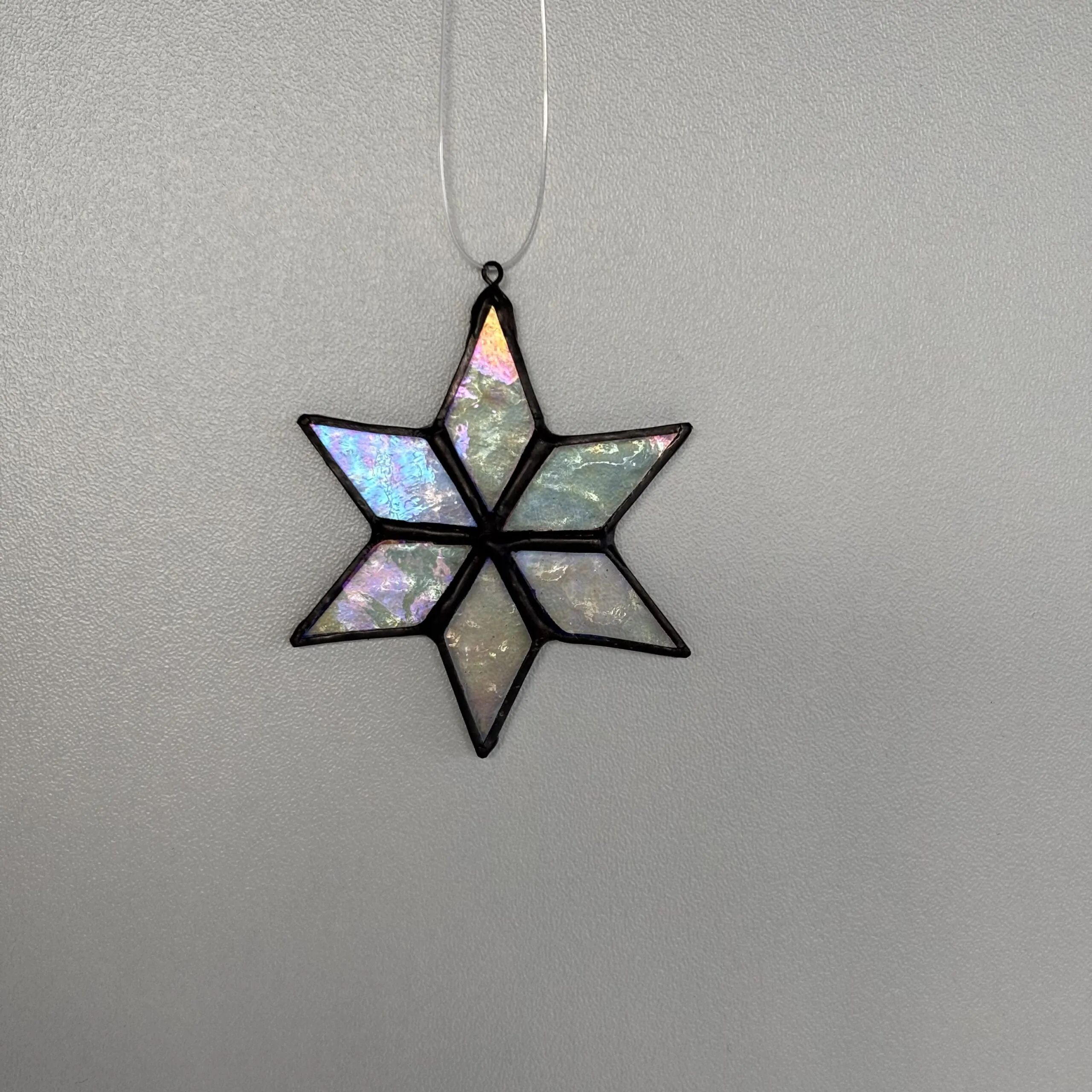 Glas in lood hanger: Een ster van iriserend glas