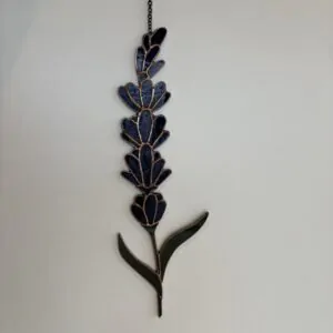 Glas in lood hanger: Een lavendel bloem gemaakt met paars en groen glas