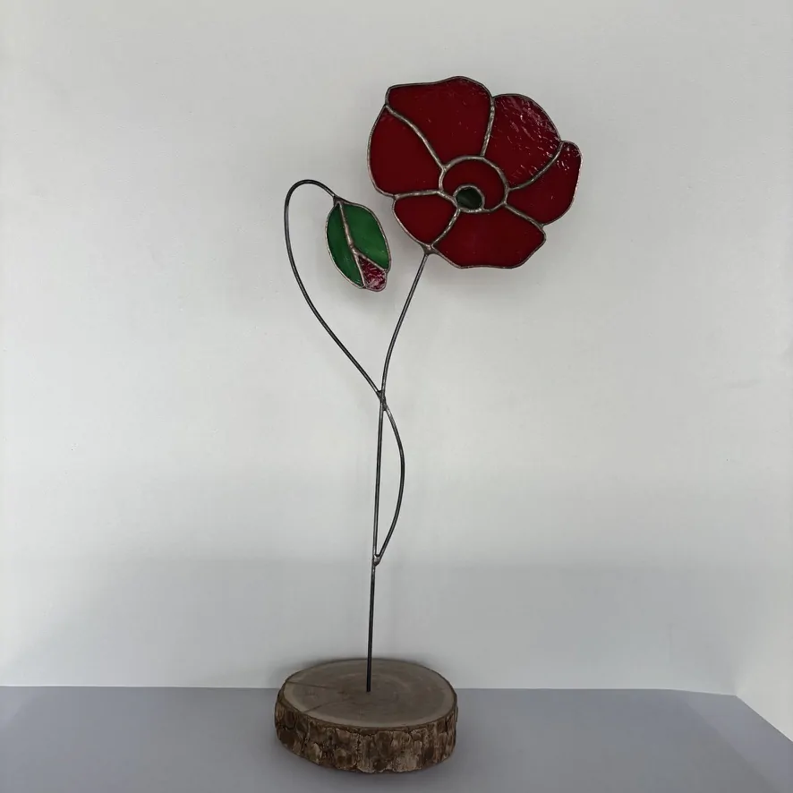 Tiffany glaskunst: een klaproos op steel, in een houten schijf