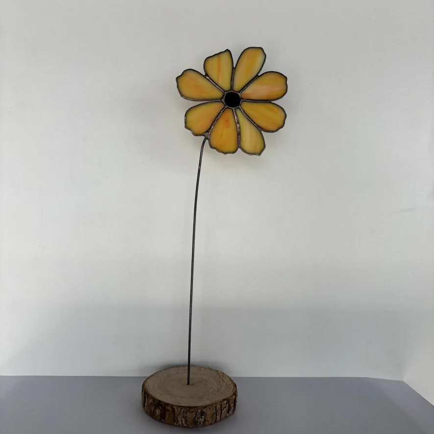 Tiffany glaskunst: een goudsbloem op steel, in een houten schijf