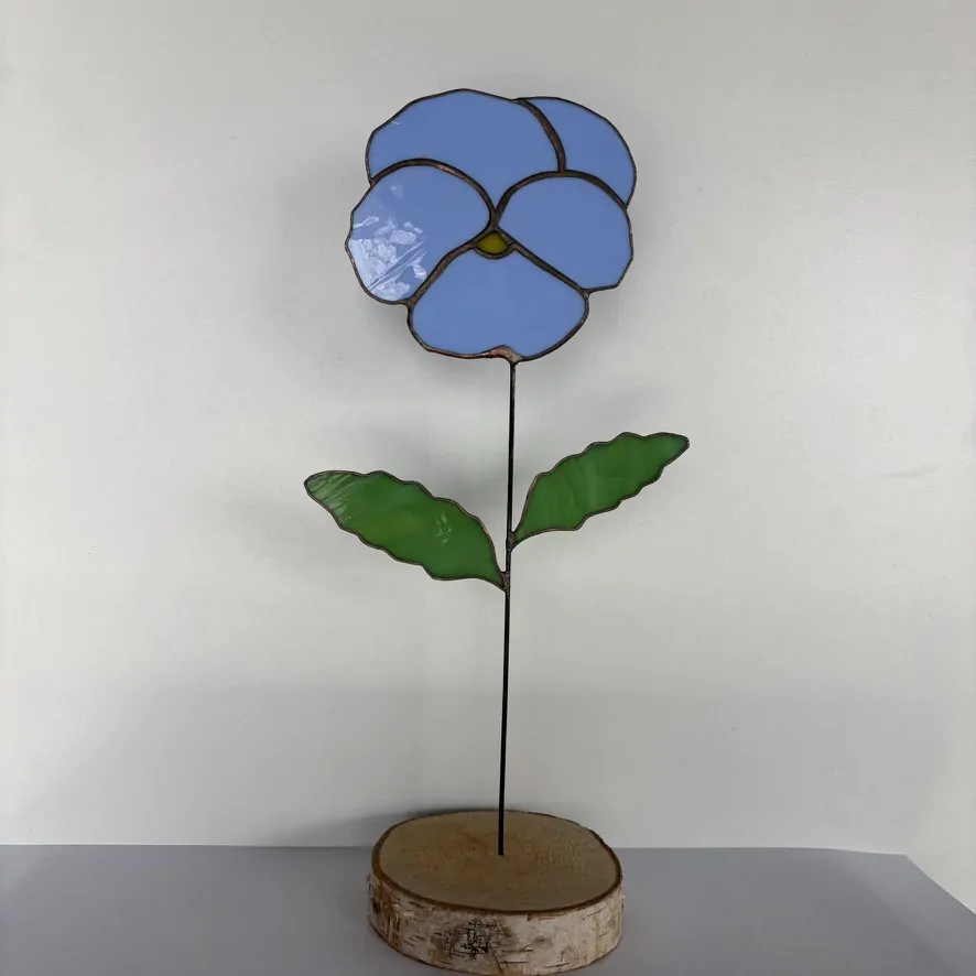 Tiffany glaskunst: een viooltje op steel, in een houten schijf