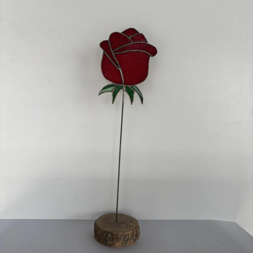 Tiffany glaskunst: een roos op steel, in een houten schijf