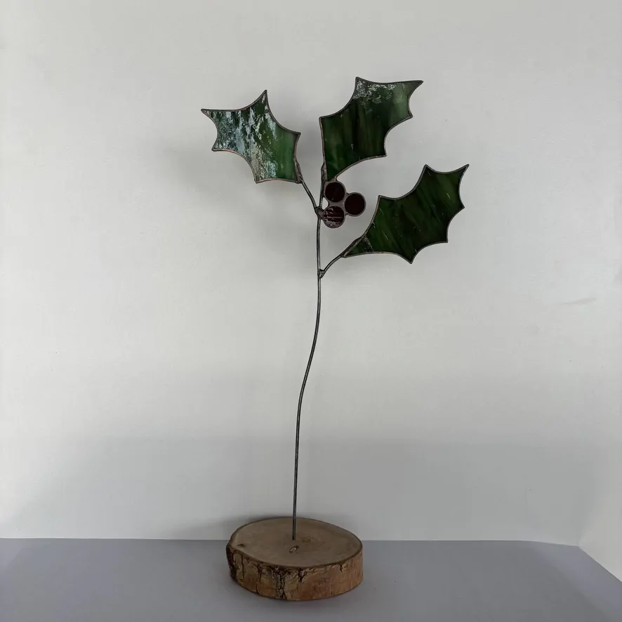 Tiffany glaskunst: een hulst op steel, in een houten schijf