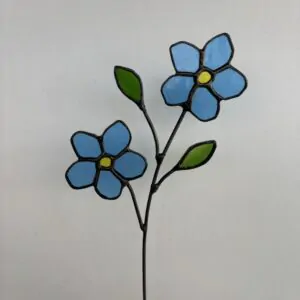Tiffany glaskunst: tak met 2 blauwe vergeet-mij-nietjes, 2 groene blaadjes.