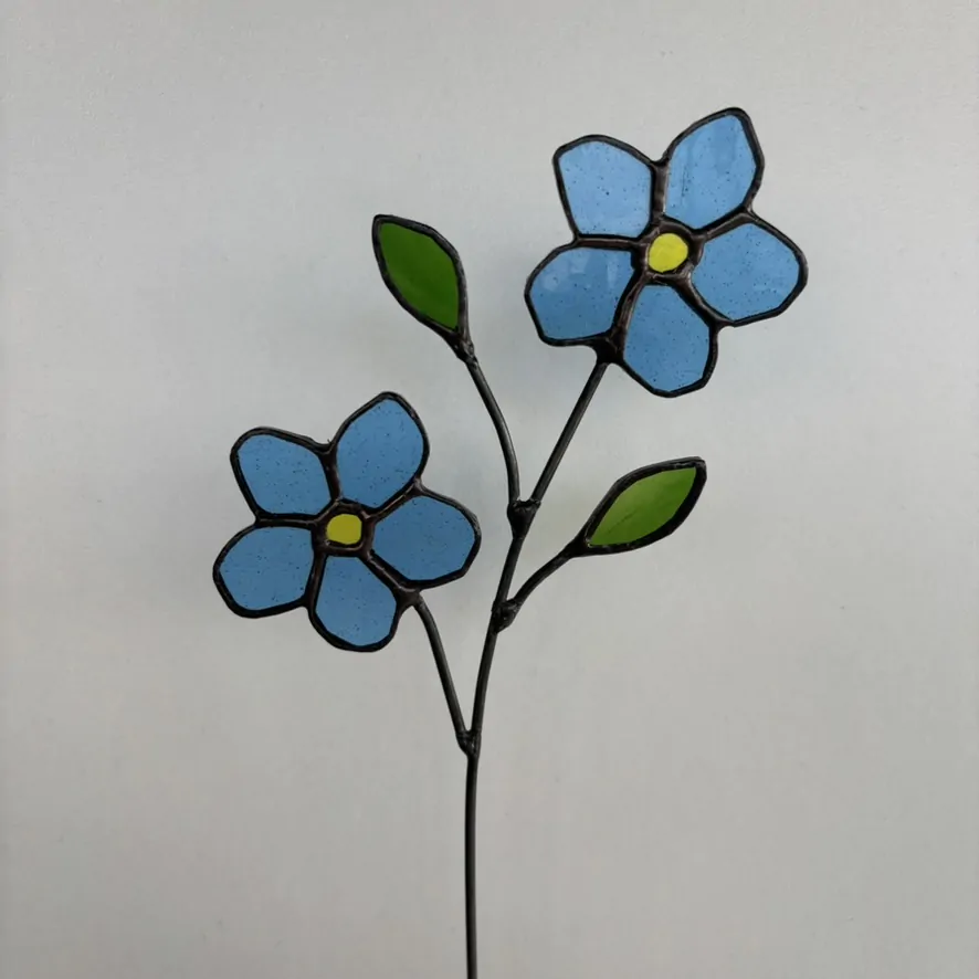 Tiffany glaskunst: tak met 2 blauwe vergeet-mij-nietjes, 2 groene blaadjes.