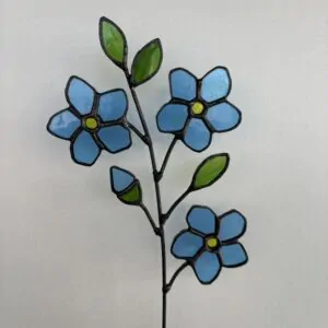 Tiffany glaskunst: tak met 3 blauwe vergeet-mij-nietjes, 1 knop en 3 groene blaadjes.