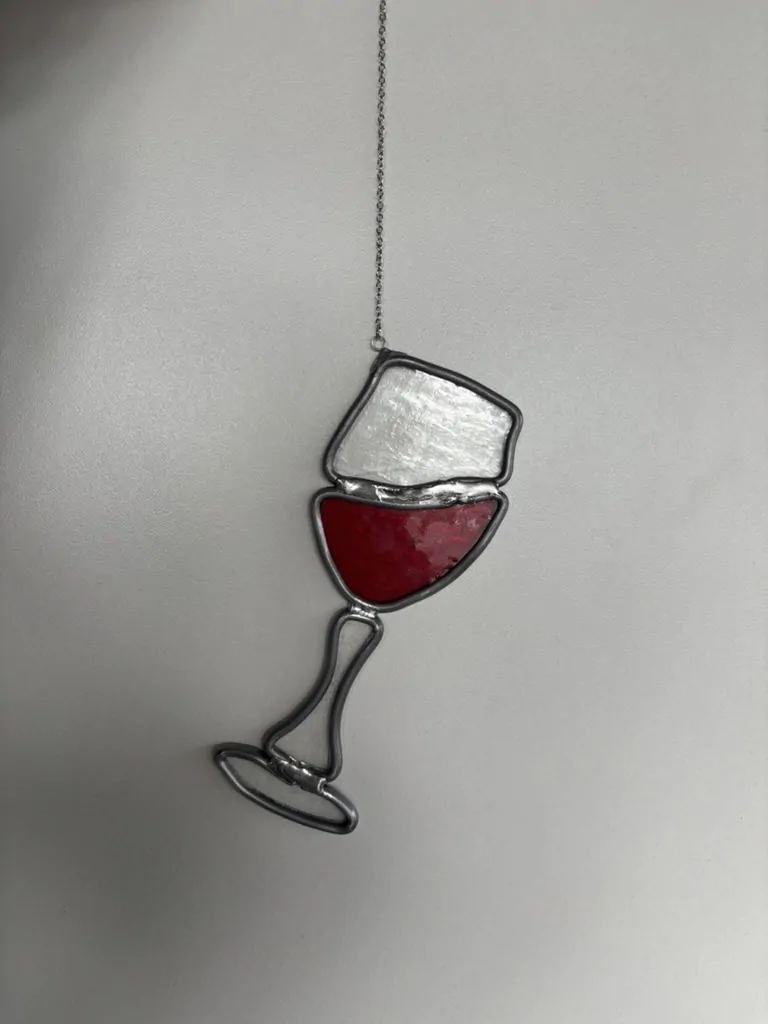 Glas-in-lood: een wijnglas in glas-in-lood