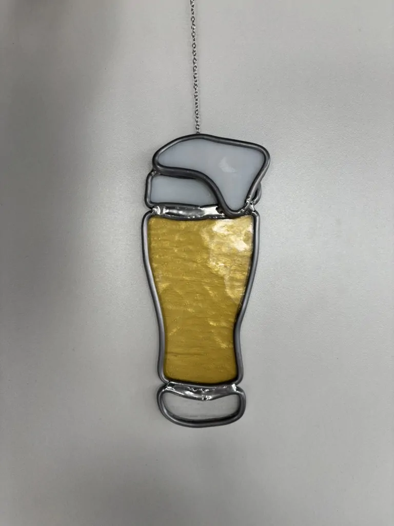 Glas-in-lood: een bierglas in glas-in-lood