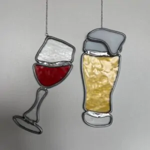 Glas-in-lood: een wijnglas en bierglas in glas-in-lood