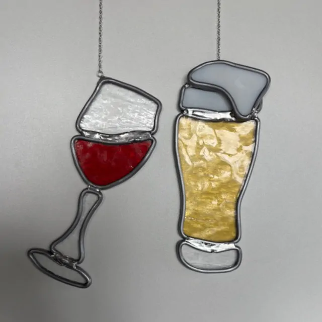 Glas-in-lood: een wijnglas en bierglas in glas-in-lood