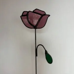 Tiffany glaskunst: klaproos op een steeltje, met dicht knopje.