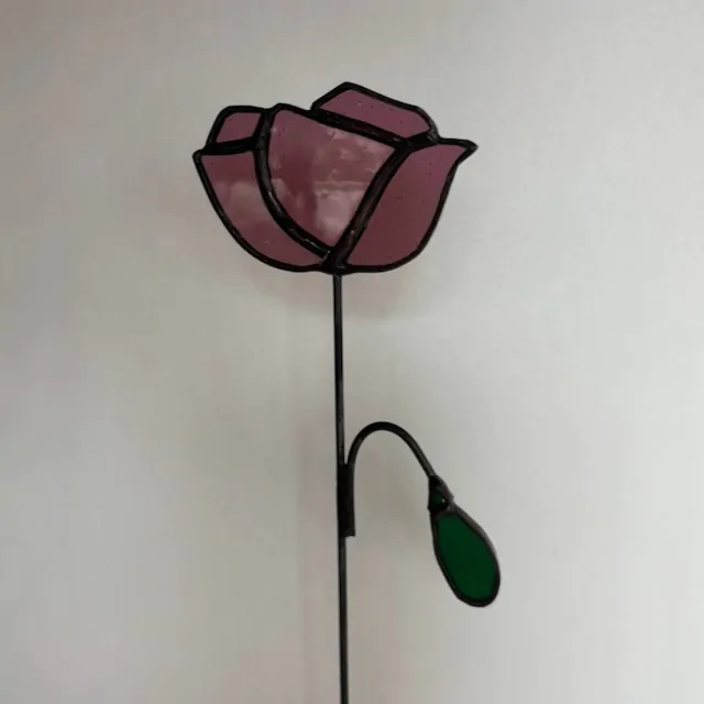 Tiffany glaskunst: klaproos op een steeltje, met dicht knopje.